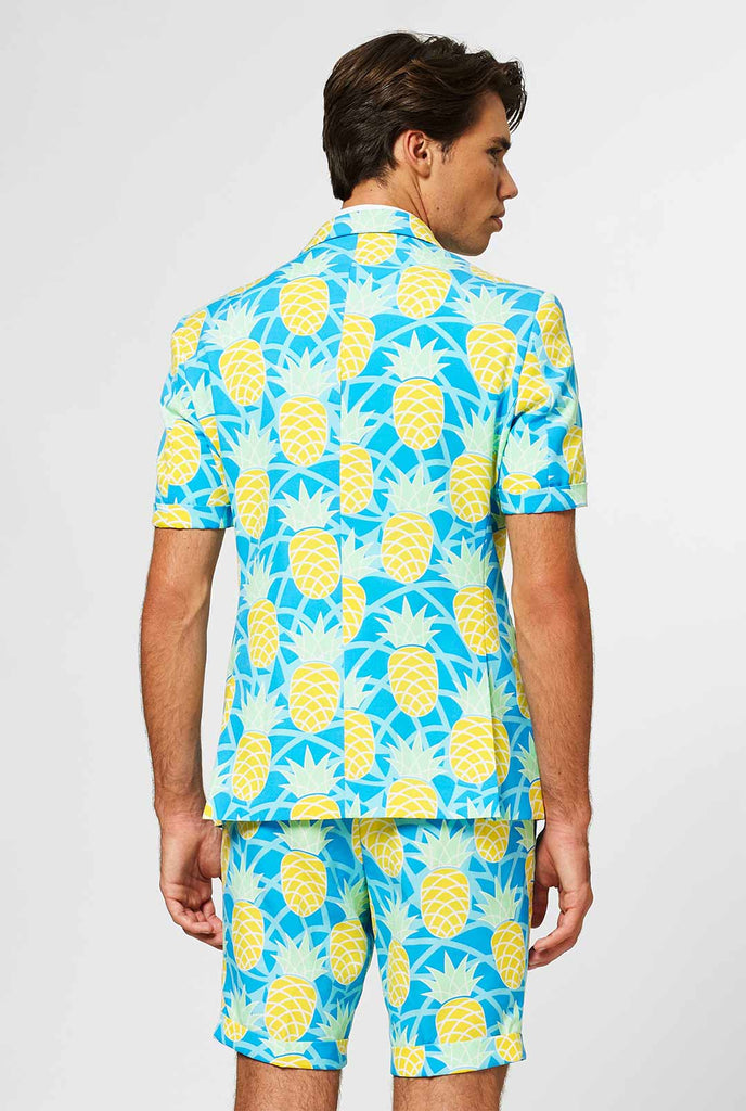 Man draagt ​​een blauw zomerpak met ananasafdruk, bekijk vanaf de achterkant