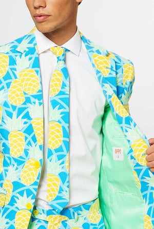 Man draagt ​​een blauw zomerpak met ananasafdruk, close -up