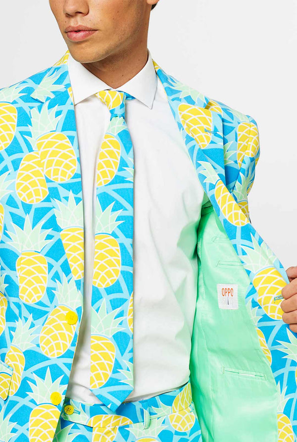 Man draagt ​​een blauw zomerpak met ananasafdruk, close -up
