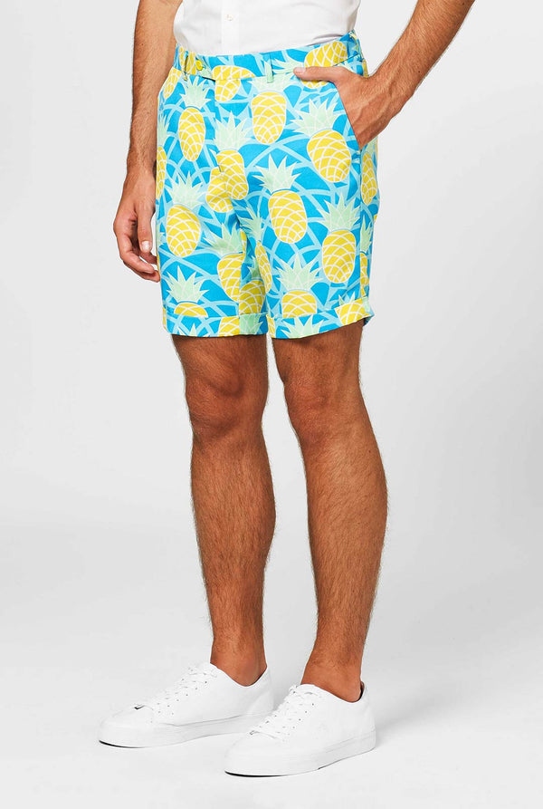 Man draagt ​​een blauw zomerpak met ananasafdruk, close -up van broek
