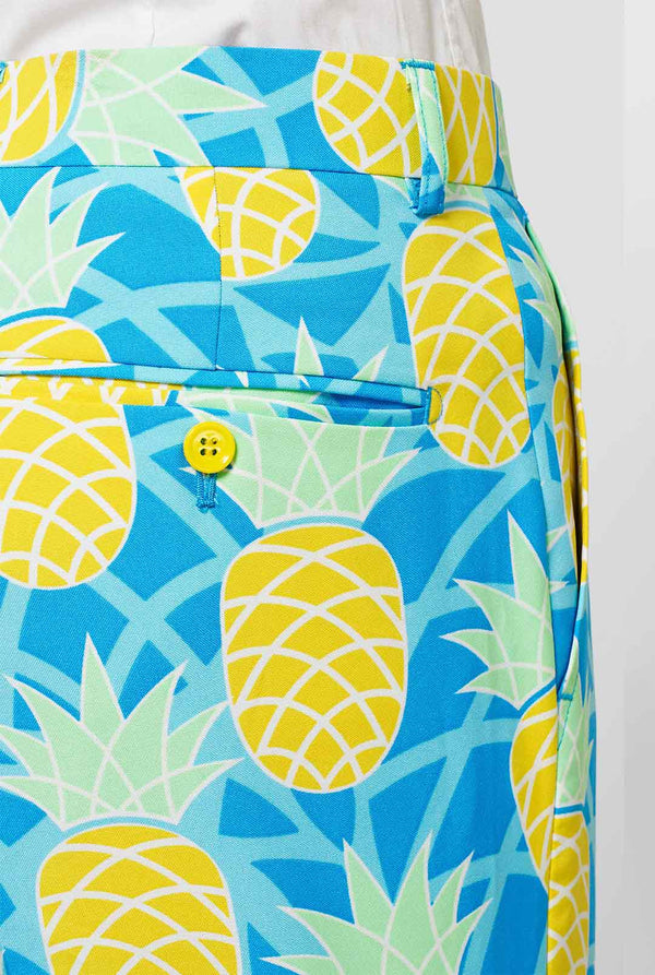 Man draagt ​​een blauw zomerpak met ananasafdruk, close -up