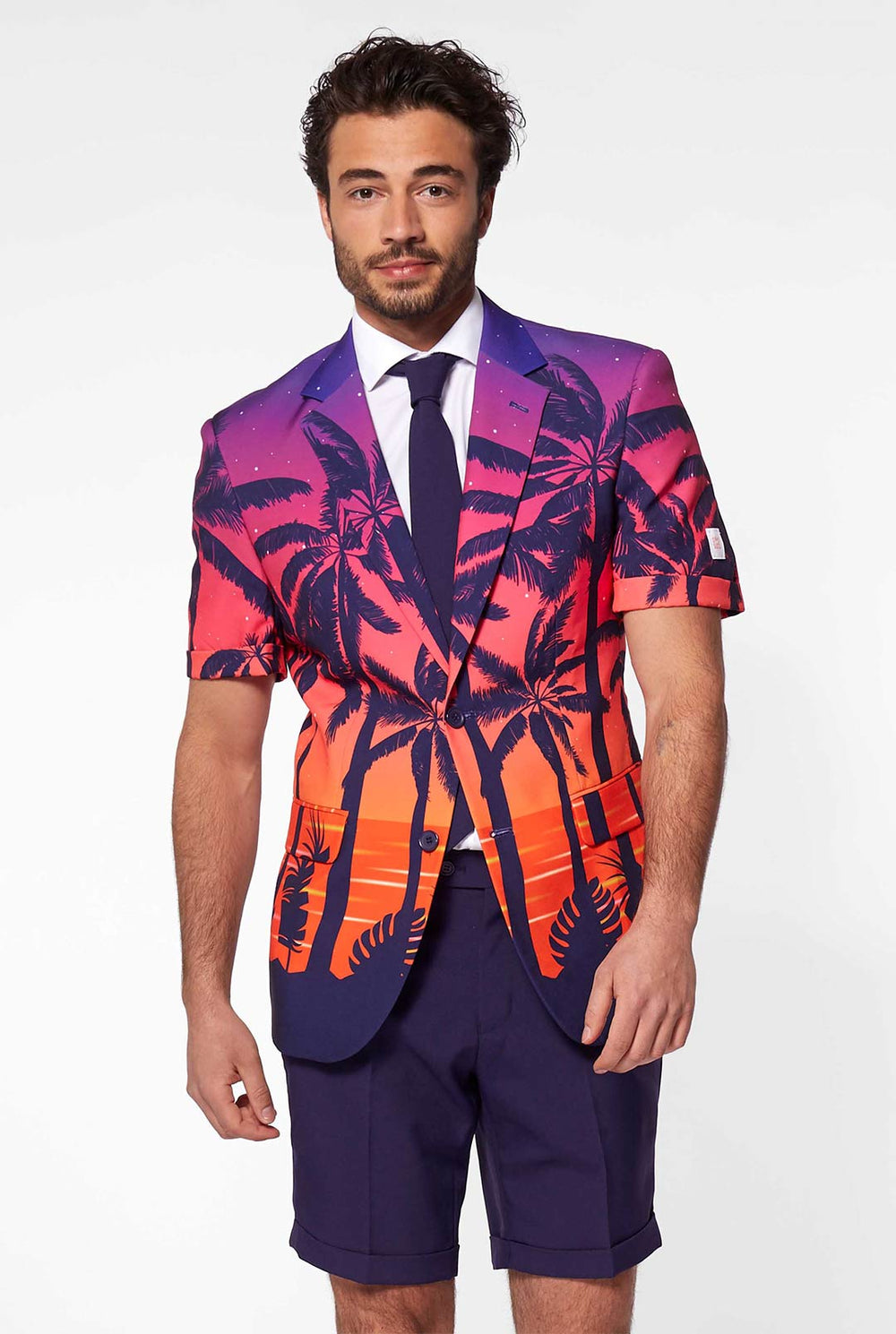 Man draagt ​​zomerpak met palmen en zonsondergangprint