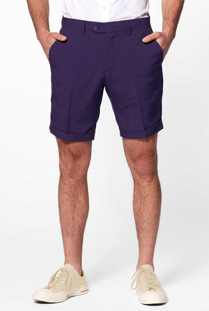 Man draagt ​​een blauwe shorts