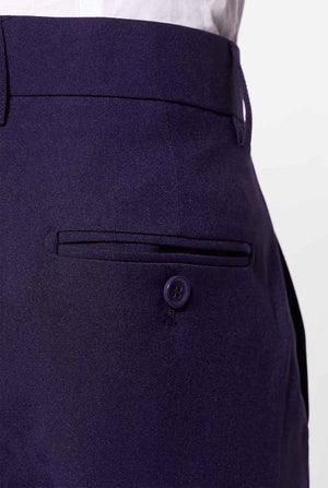 Man draagt ​​blauw kort, close -up