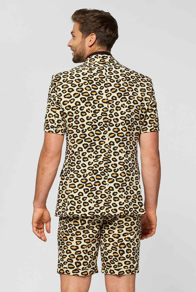 Man draagt ​​een zomerpak met luipaardprint, bekijk vanaf de achterkant