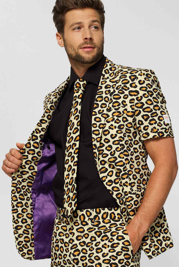 Man draagt ​​zomerpak met luipaardprint