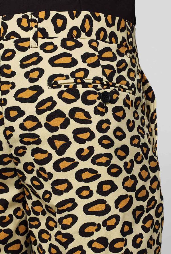 Man draagt ​​een zomerpak met luipaardprint, close -up