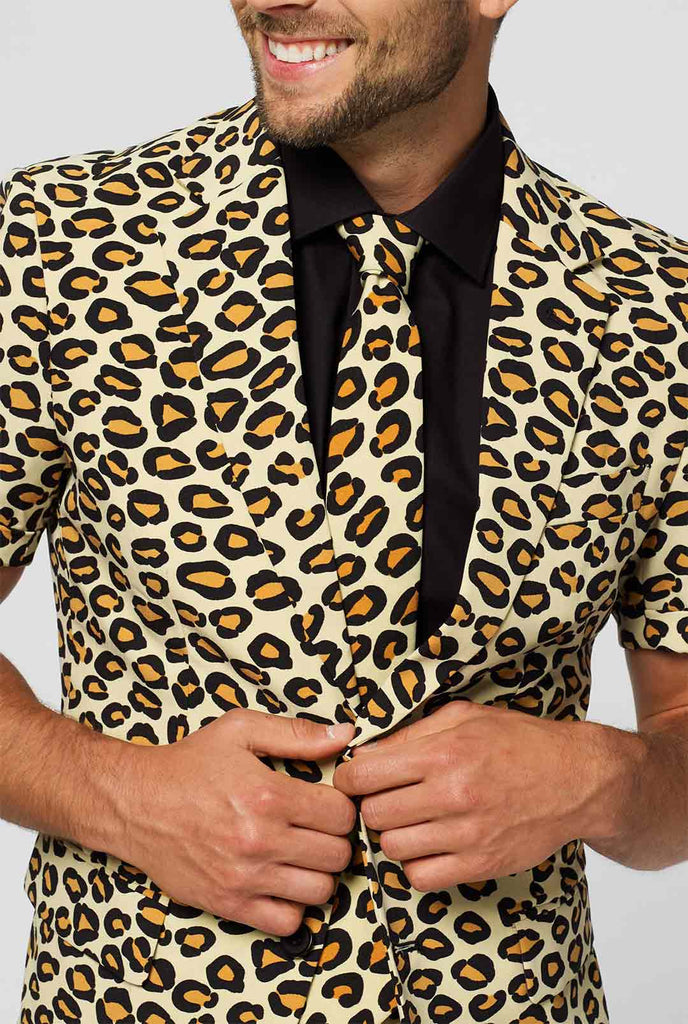 Man draagt ​​een zomerpak met luipaardprint, close -up