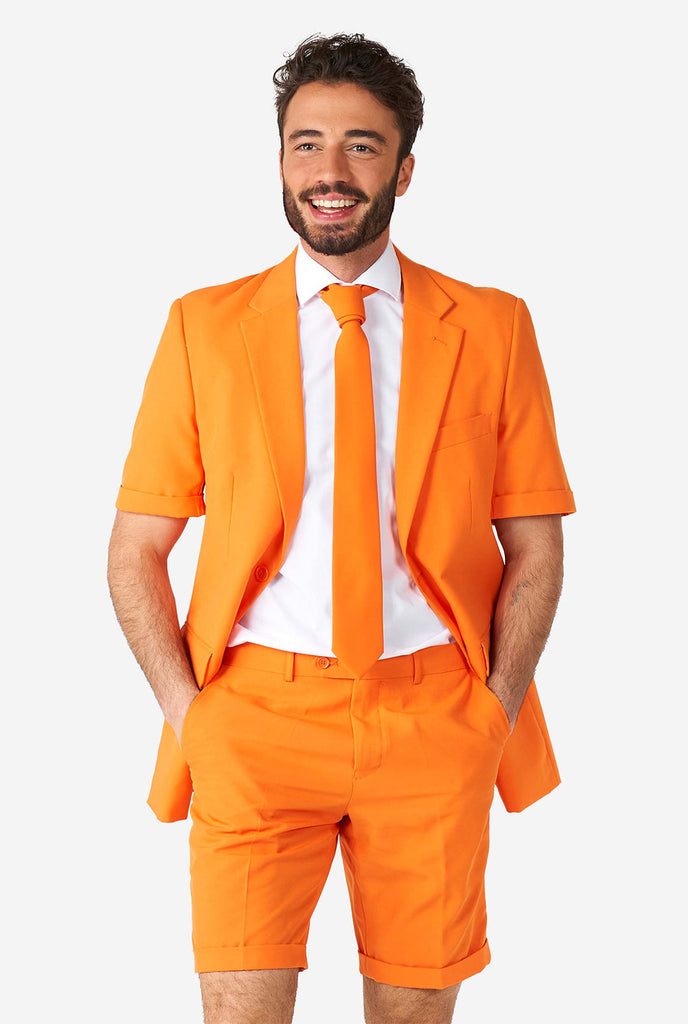 Man draagt ​​oranje zomerpak