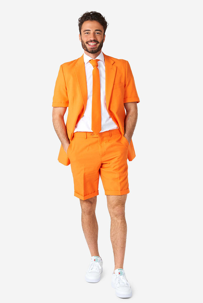 Man draagt ​​oranje zomerpak