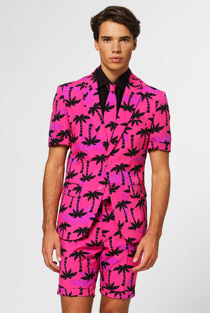 Man draagt ​​roze zomerpak met palmprint