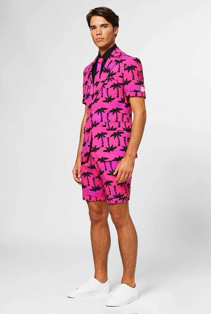 Man draagt ​​roze zomerpak met palmprint
