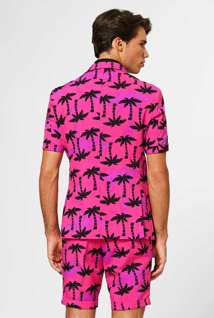 Man draagt ​​roze zomerpak met palmprint, bekijk vanaf de achterkant