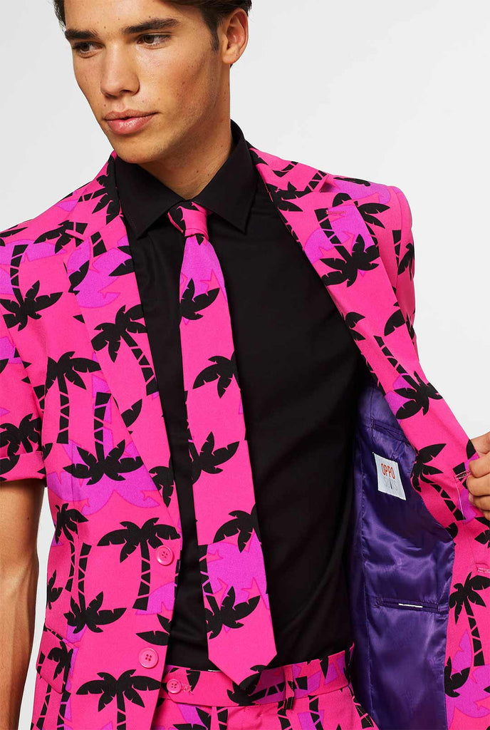 Man draagt ​​roze zomerpak met palmprint, close -up