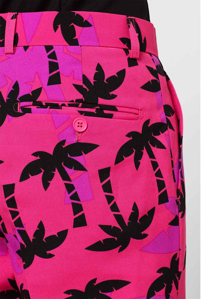 Man draagt ​​roze zomerpak met palmprint, close -up