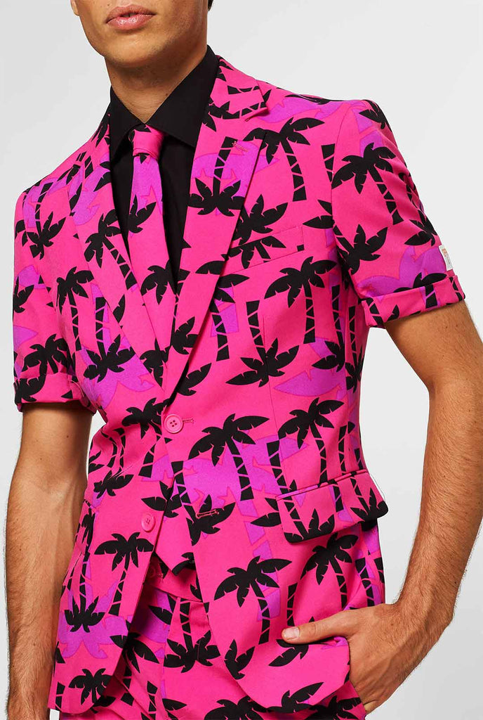 Man draagt ​​roze zomerpak met palmprint, close -up