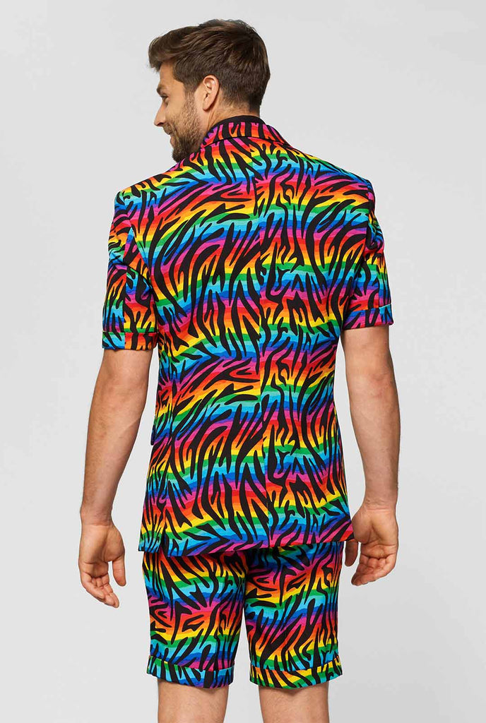 Man draagt ​​een zomerpak met regenboog Zebra -strepen afdrukken, bekijk vanaf de achterkant