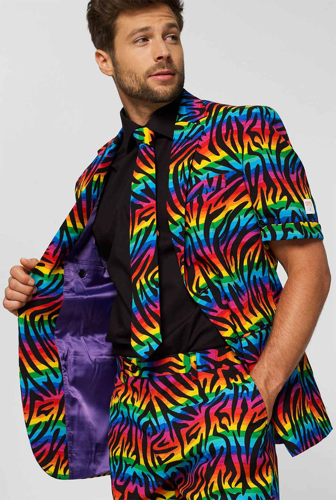 Man draagt ​​een zomerpak met regenboog Zebra Stripes Print