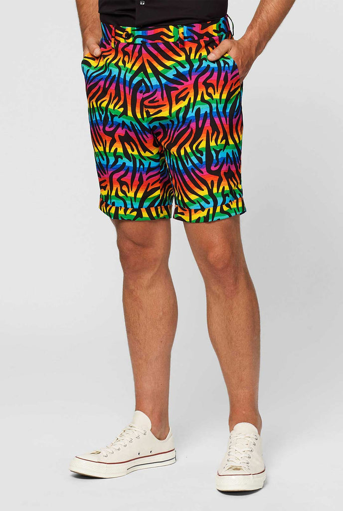 Man draagt ​​een zomerpak met regenboog Zebra -strepen afdrukken, close -up van broek