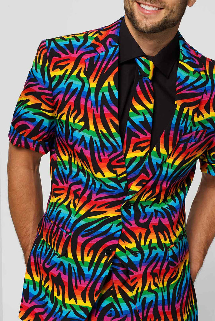 Man draagt ​​een zomerpak met regenboog Zebra -strepen afdrukken, van dichtbij