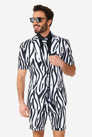Man draagt ​​een zomerpak met zwart -witte zebrastrepen
