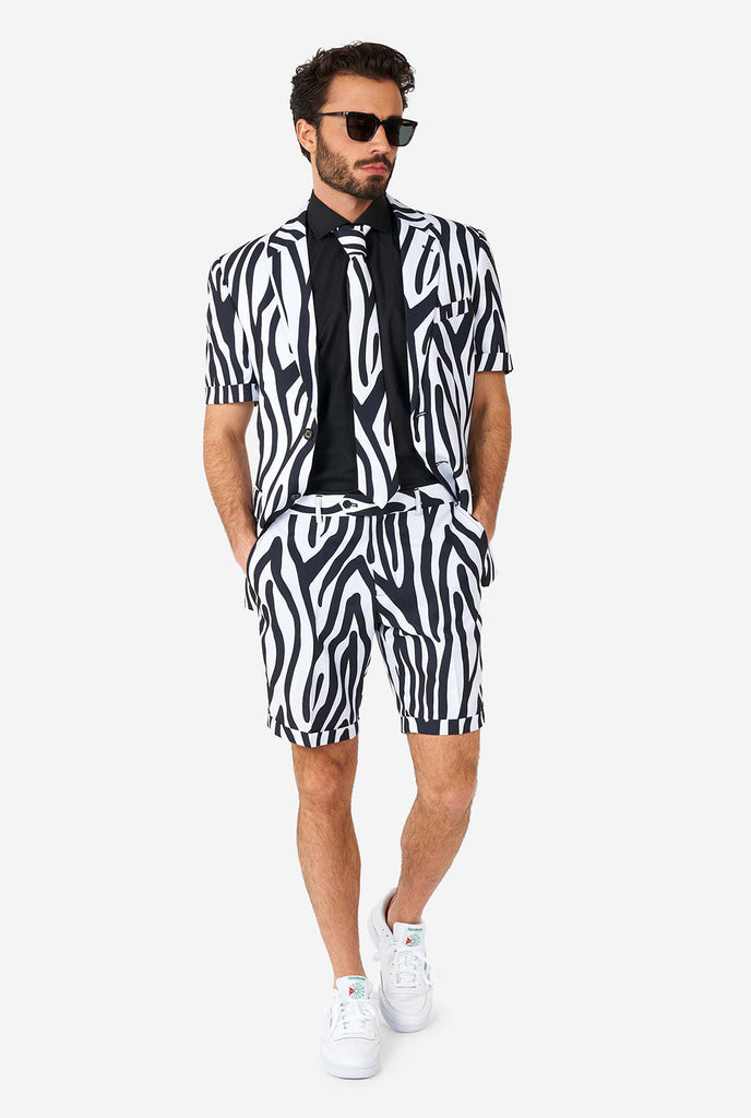 Man draagt ​​een zomerpak met zwart -witte zebrastrepen