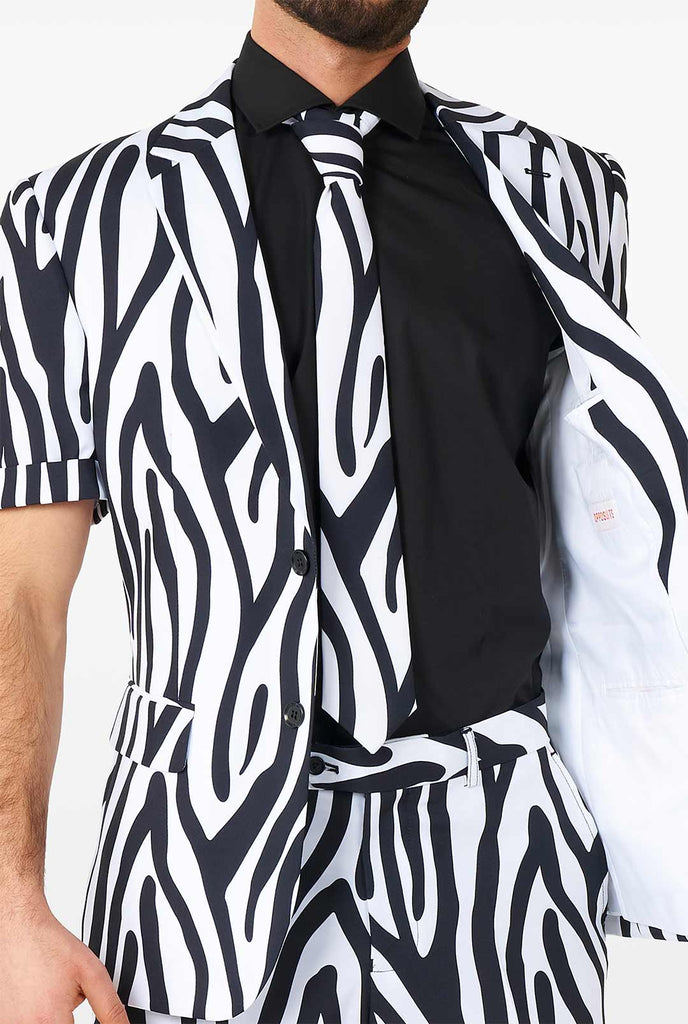 Man draagt ​​een zomerpak met zwart -witte zebrastrepen, van dichtbij