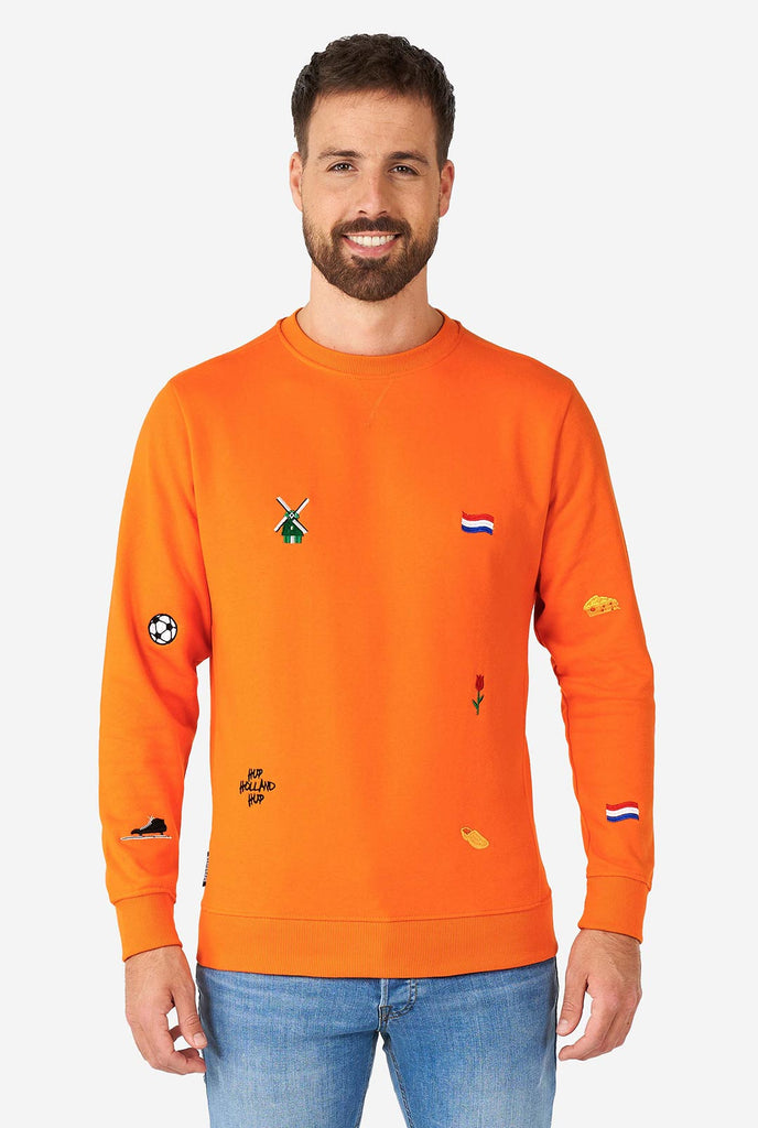 Man draagt ​​een oranje trui met Nederlandse iconen