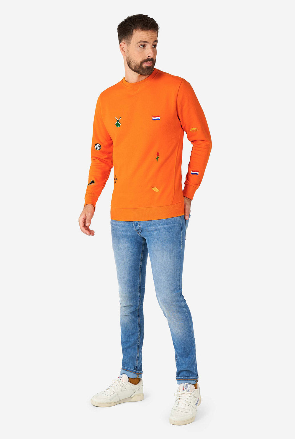 Man draagt ​​een oranje trui met Nederlandse iconen
