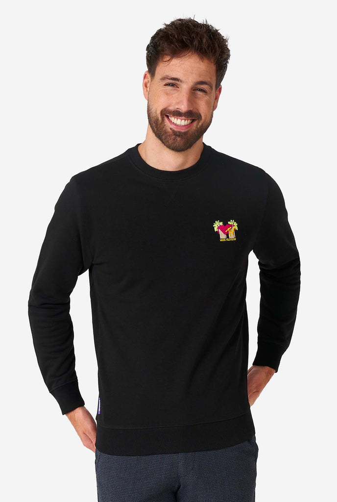 Man draagt ​​een zwarte trui met MTV -borduurwerk.