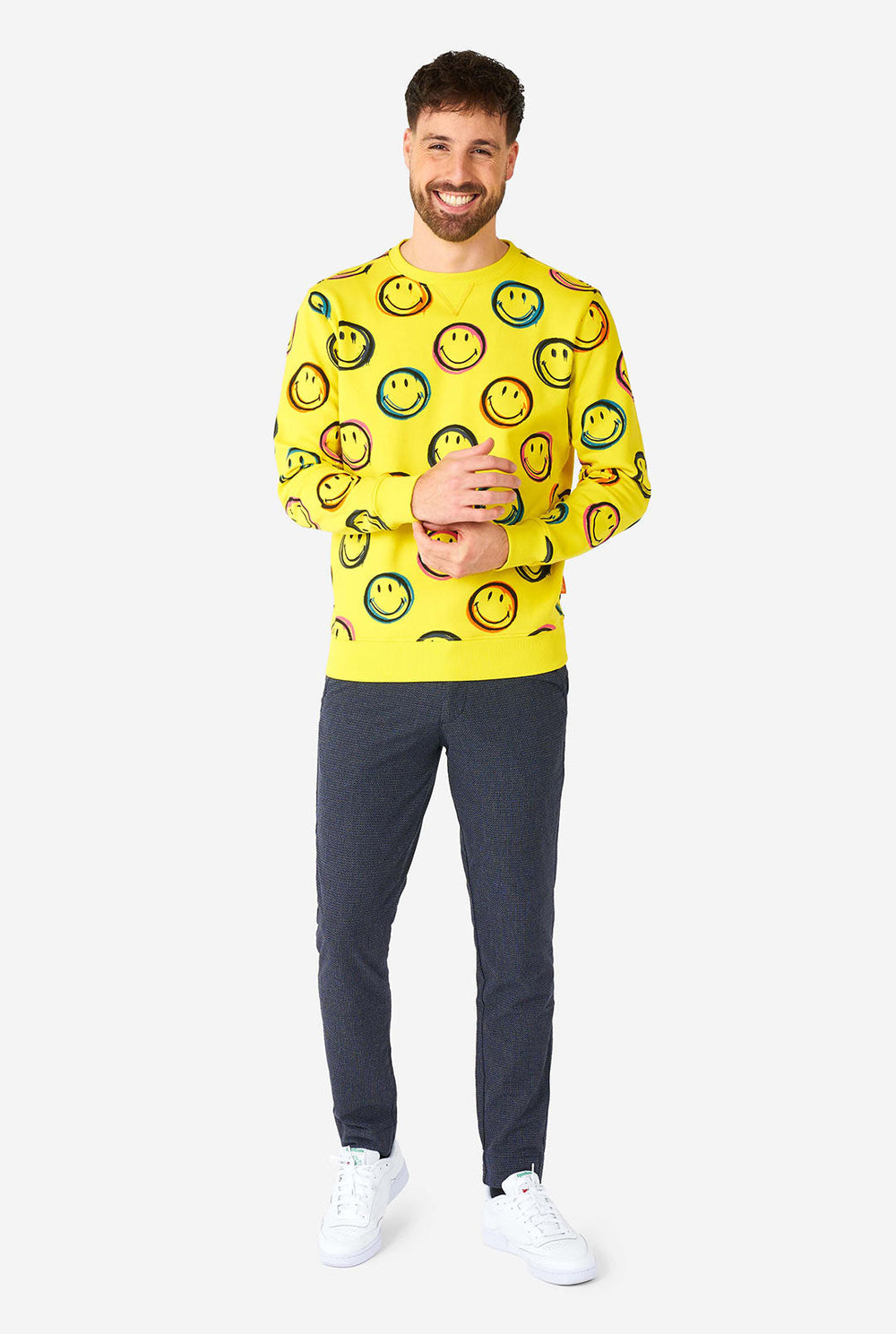 Man draagt ​​gele herentrui met smiley print