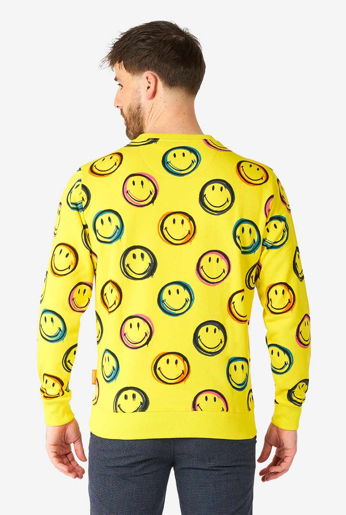 Man draagt ​​gele herentrui met smiley print, bekijk vanaf de achterkant