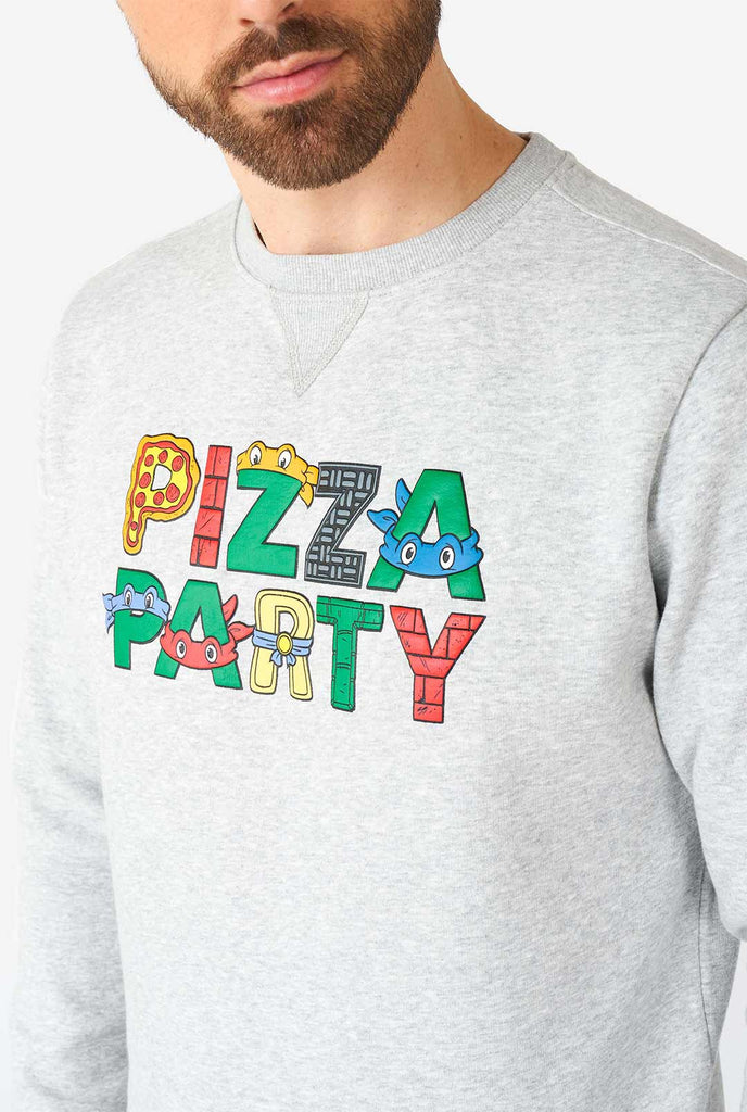 Man draagt ​​een grijze pizza -feest quote trui