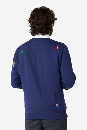 Man draagt ​​een blauwe kersttrui met kerstpictogrammen, bekijk vanaf de achterkant