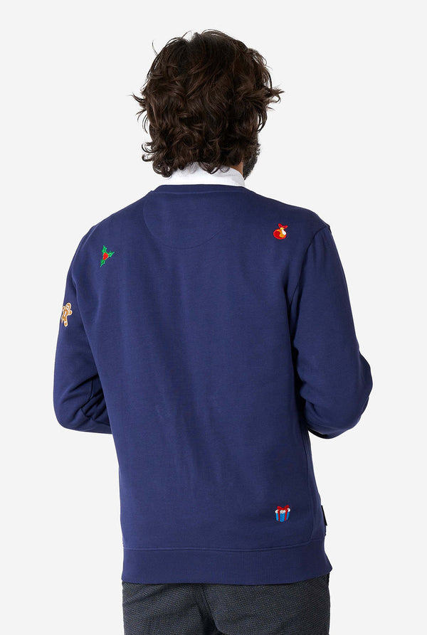 Man draagt ​​een blauwe kersttrui met kerstpictogrammen, bekijk vanaf de achterkant