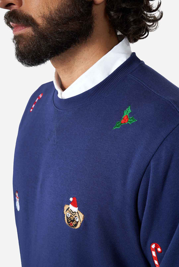 Man draagt ​​een blauwe kersttrui met kerstpictogrammen, close -up