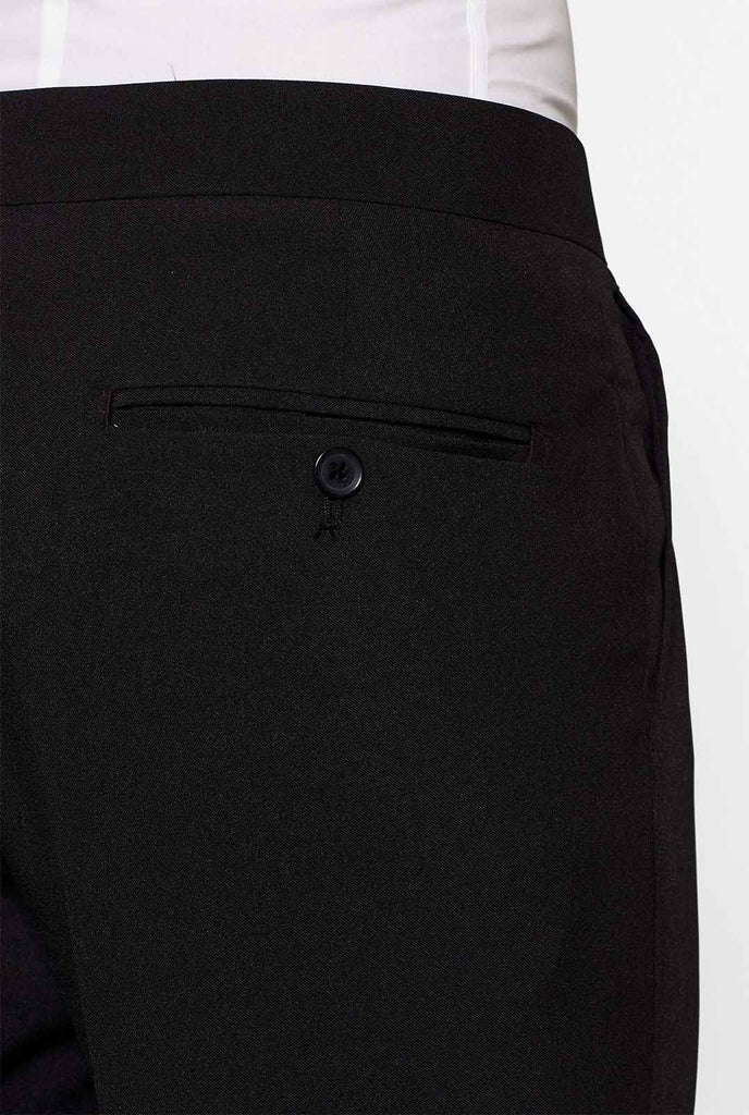 Solid Black Tuxedo Suit jet set zwart gedragen door man achterste pocket broek