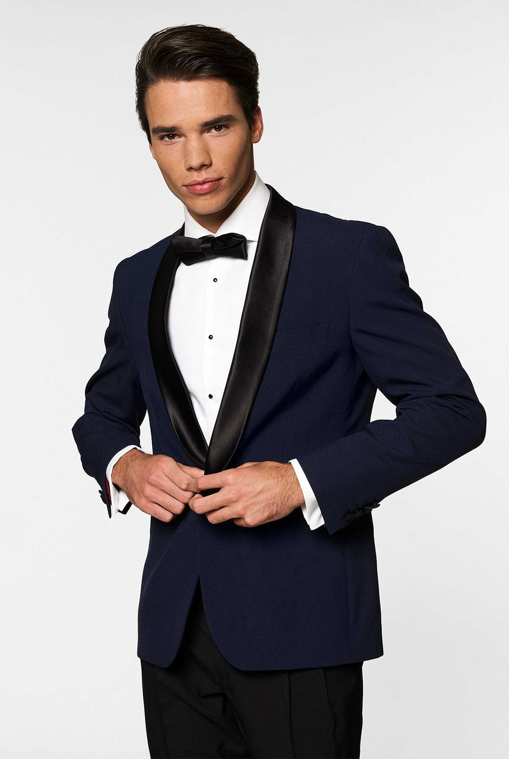 Blauw en zwart smoking middernacht blauw gedragen door mannen ingezoomd