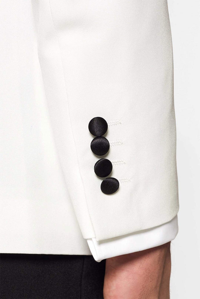 Wit met zwart smokingpak Pearly White gedragen door man close -up mouw zwarte knopen