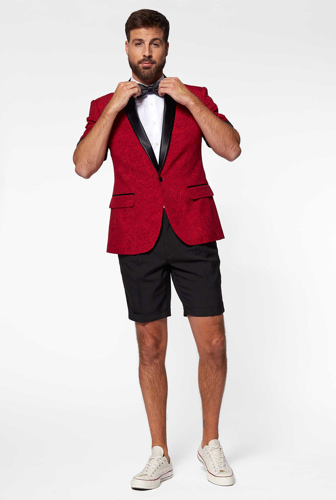 Man draagt ​​rode zomertuxedo met bloemprint