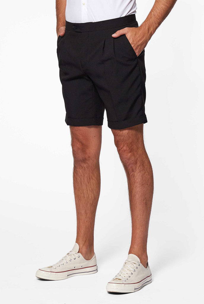 Man draagt ​​een zwarte shorts onderdeel van de zomertuxedo