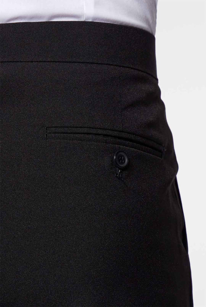 Man draagt ​​een zwarte shorts onderdeel van de zomer smoking van close -up
