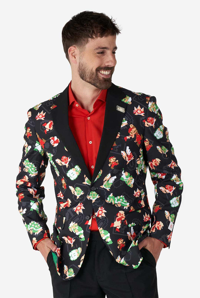 Man draagt ​​zwarte blazer met retro super mario -personages afdrukken