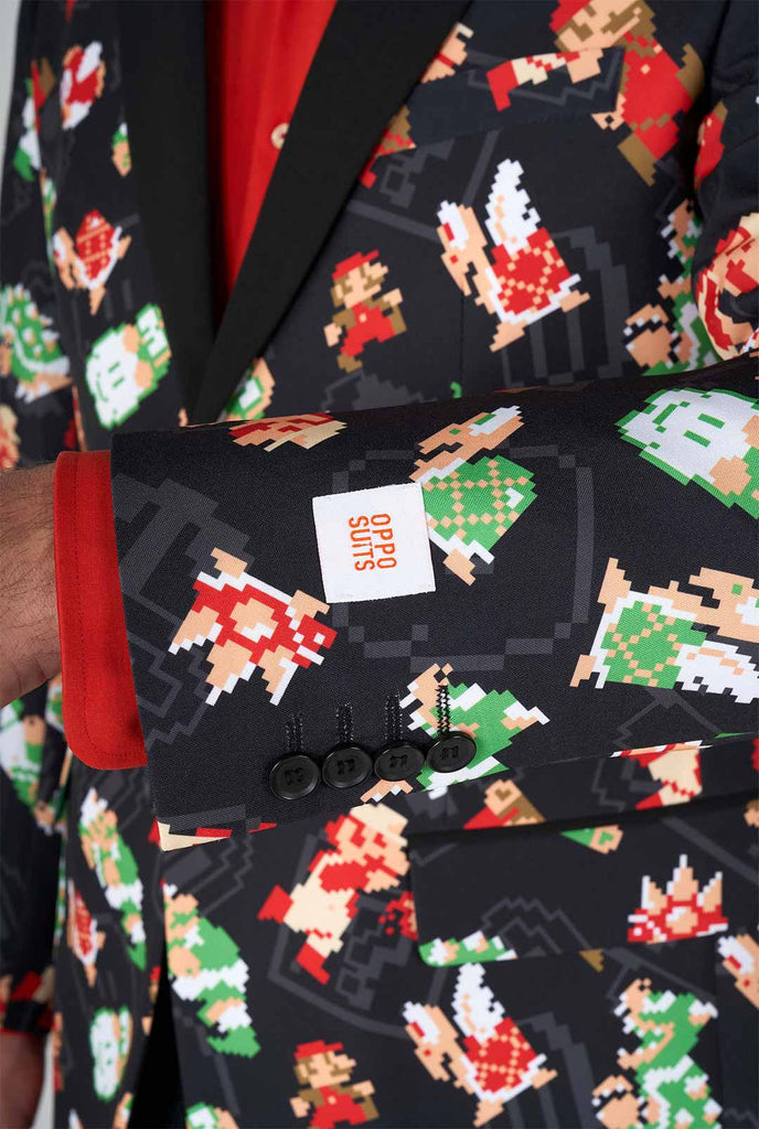 Man draagt ​​zwarte blazer met retro super mario -personages afdrukken, close -up