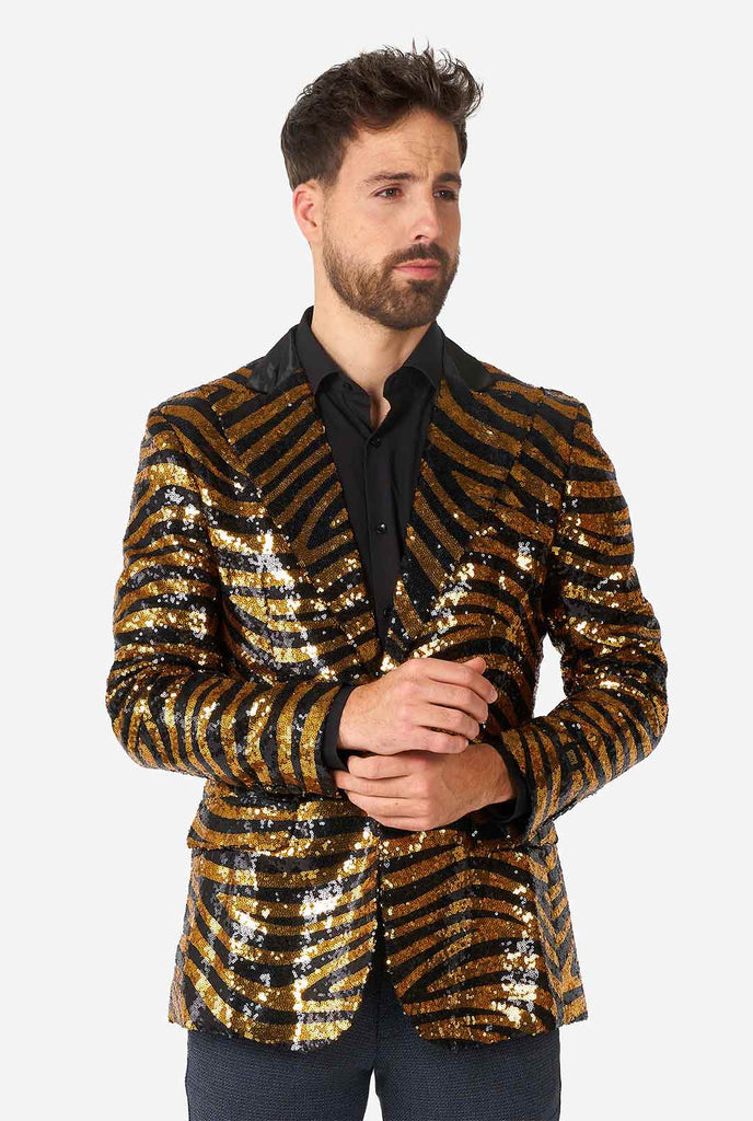 Man draagt ​​zwarte en gouden pailletten tijgerstreep blazer
