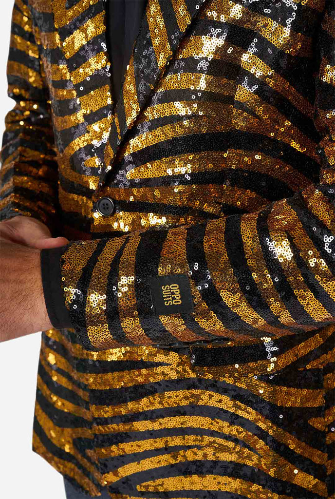 Man draagt ​​zwarte en gouden pailletten tijgerstreep blazer, close -up