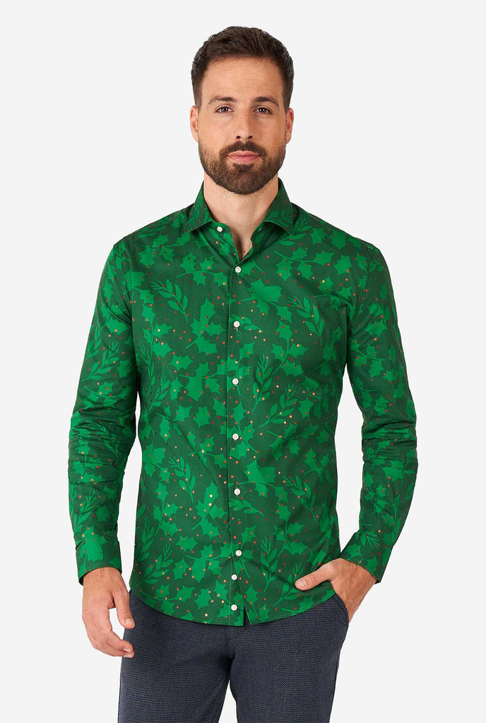 Man draagt ​​groen kerst over shirt met hulst- en maretak -print