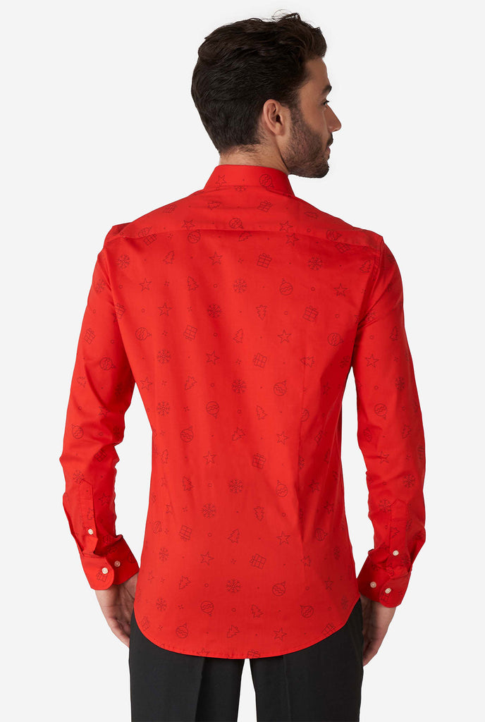 Man draagt ​​rood overhemd met kerstpictogrammen, bekijk vanaf de achterkant