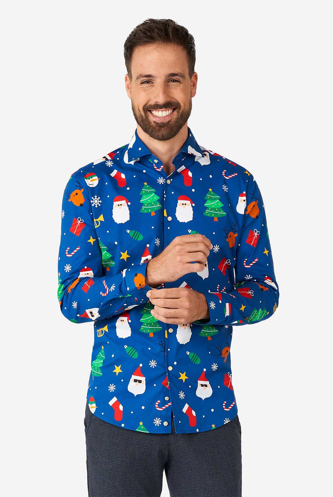 Man draagt ​​blauw kerstsoverhemd met kerstpictogrammen