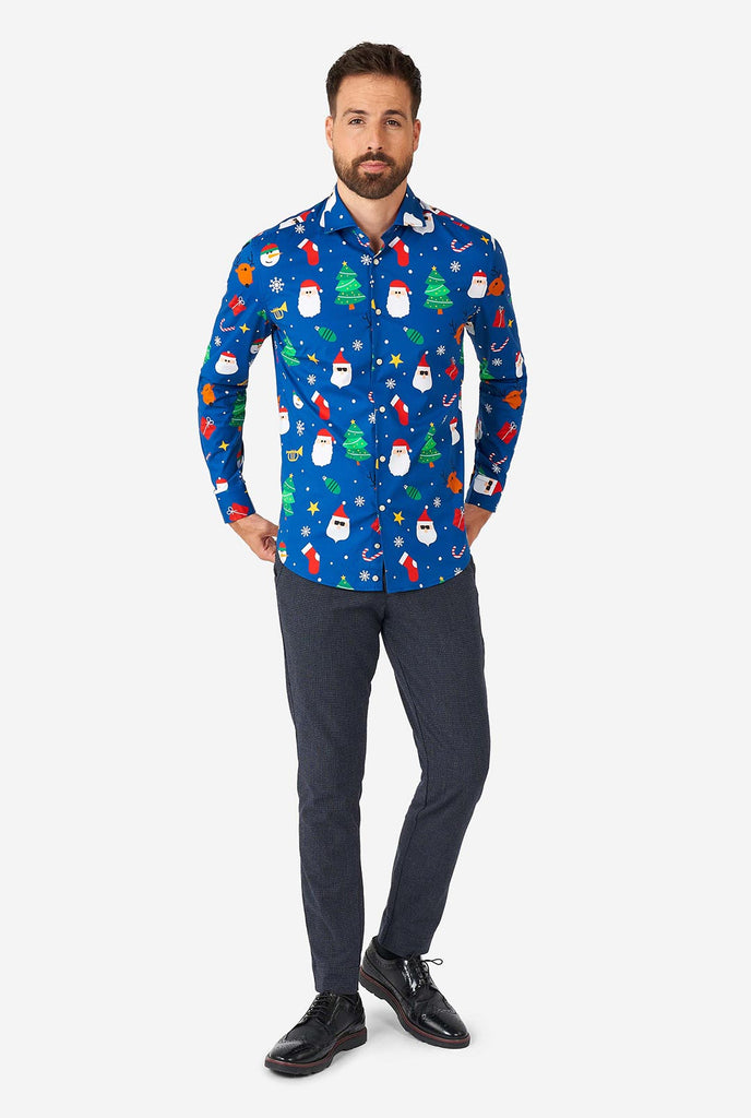 Man draagt ​​blauw kerstsoverhemd met kerstpictogrammen